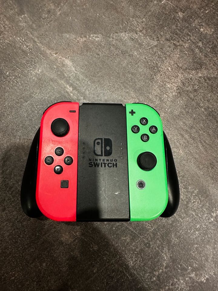 Nintendo Switch Oled mit 2 spielen, Pro Controller und 4 Joycons in Hamburg