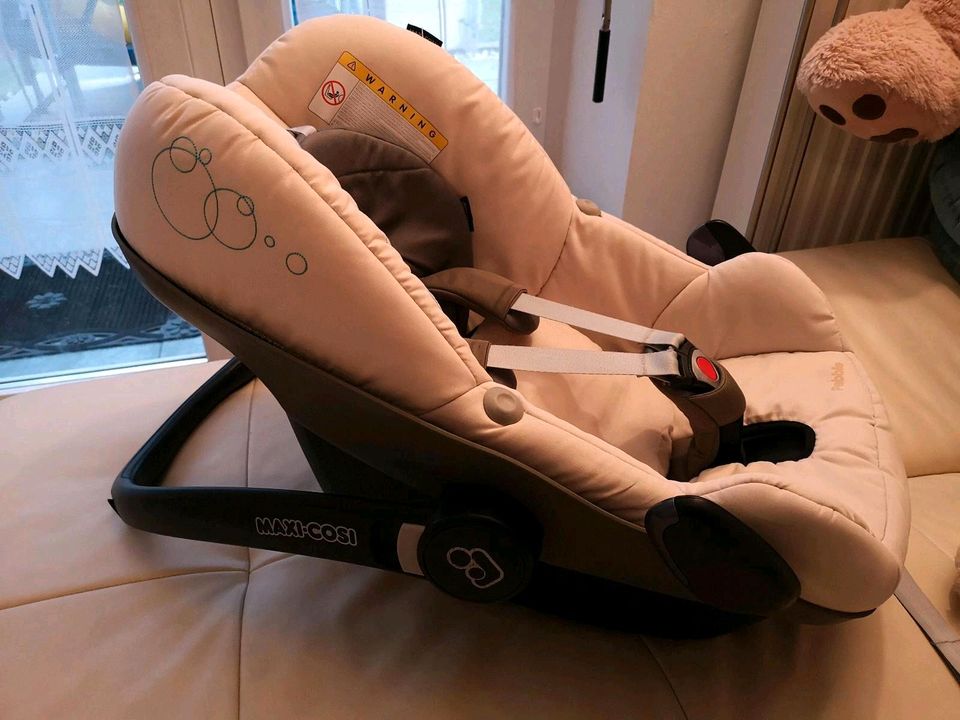 Maxi Cosi Babyschale in Traunreut