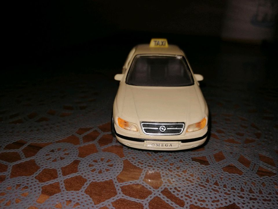 Opel Omega Taxi Modellauto Maßstab 1 :38 in Trappenkamp