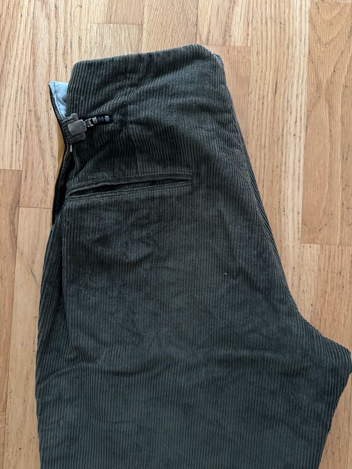 geniale Kordhose v. JOOP olive khaki, Gr. 46, Liebhaberstück in Berlin