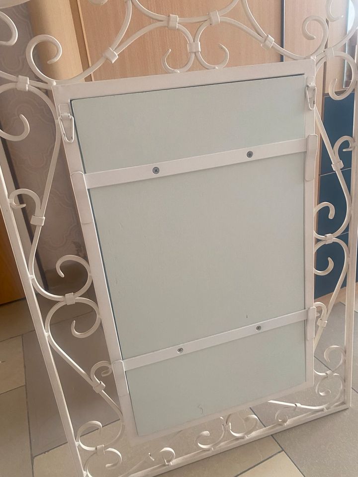 Schöner weißer Metall Wandspiegel Spiegel Schnörkel Top Zustand in Malsch
