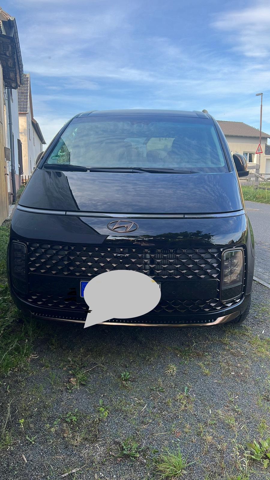Abbildung des Autos Hyundai Staria mit Volla…