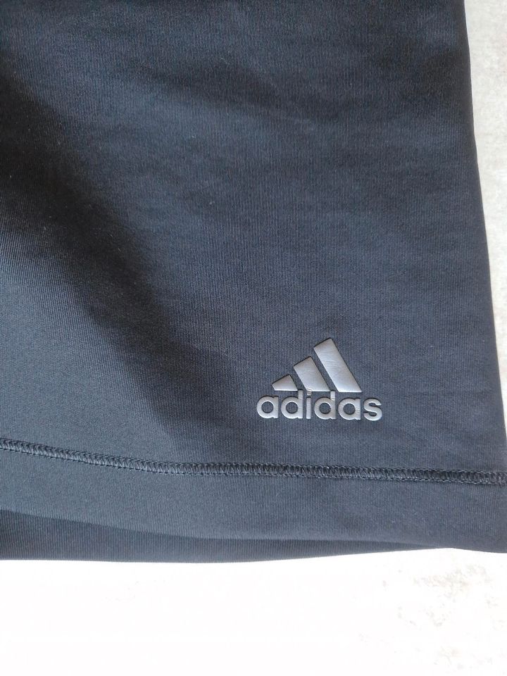Adidas Shorts Techfit climalite Gr. 170 in Borna