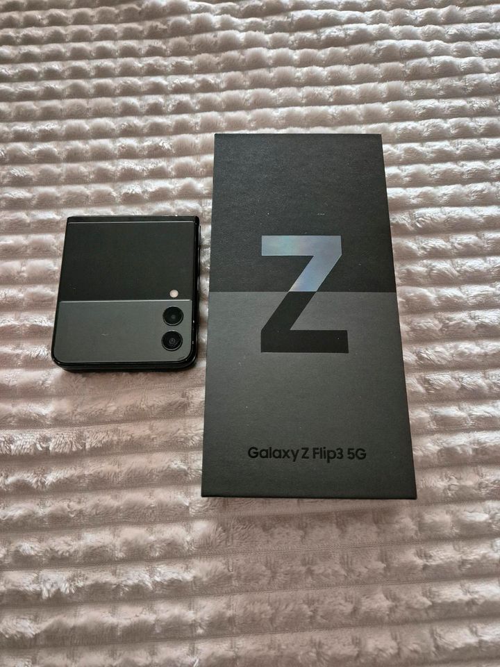 Samsung Galaxy ZFlip 3, 5 G, 128 GB, schwarz in Wolfhagen 