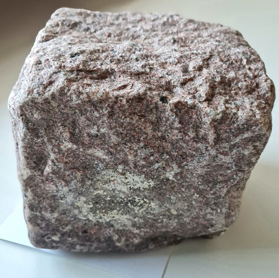 Burgunderrote Granit Pflastersteine in Torgau