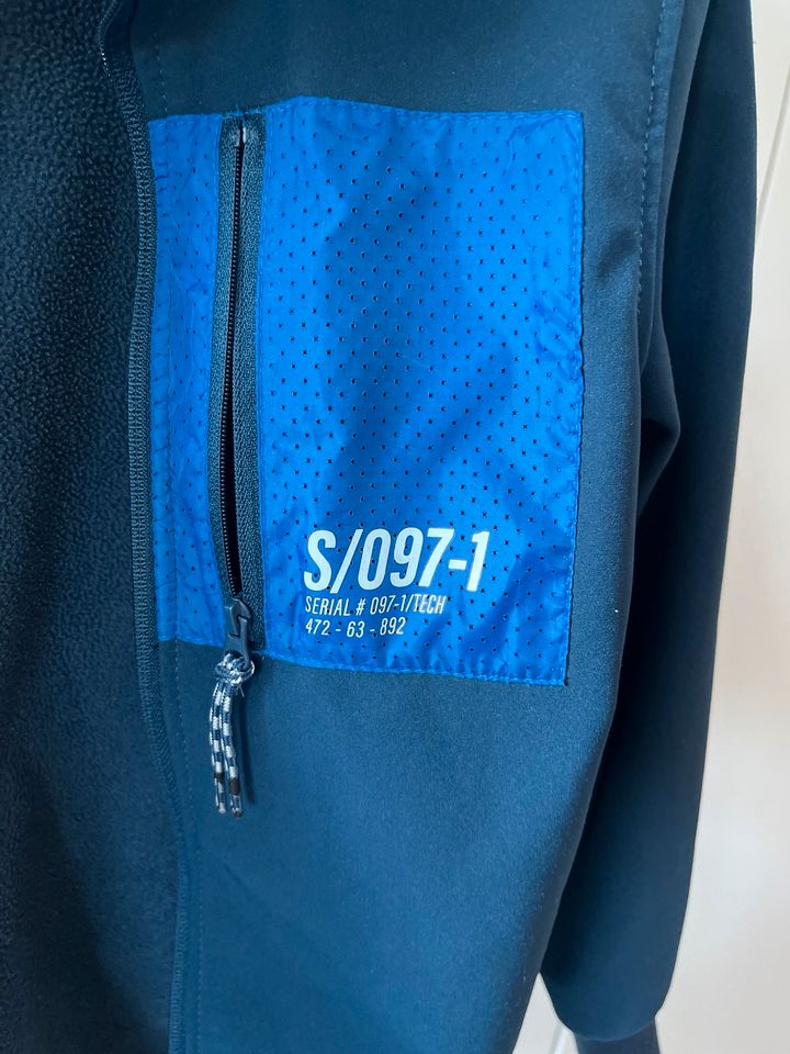 Jacke Softshell H&M 122 Junge mit Kapuze in Lößnitz