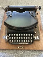 Antike Schreibmaschine Triumph-Adler Modell 7 Niedersachsen - Großheide Vorschau