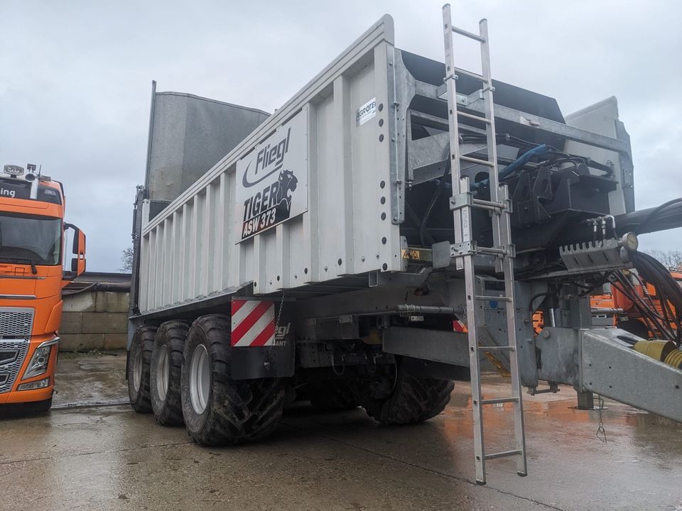 Fliegl  ASW373 Tiger Abschiebewagen mit Streuwerk und Heckklappe in Borken