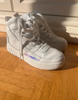 Weiße Fila Sneaker mit holographischem Look Baden-Württemberg - Jagstzell Vorschau