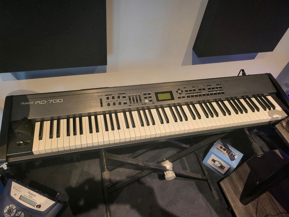 Roland RD-700 Stagepiano mit Case in Dortmund