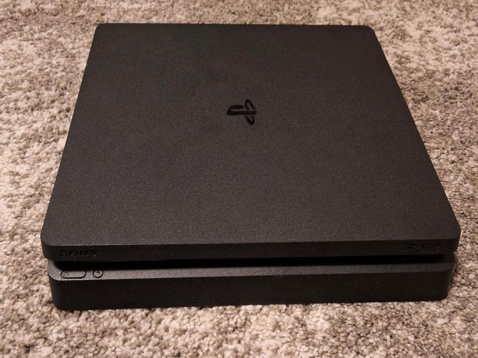 PS4 Slim 500GB mit 2 Controller und 4 Spielen in Fulda