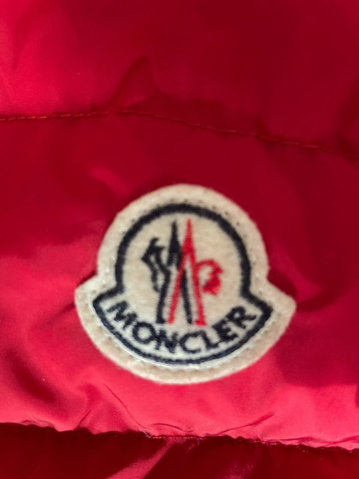 Rote Moncler Daunenjacke in Bochum