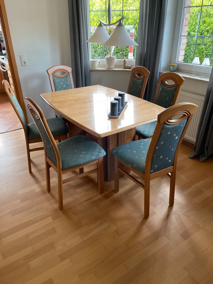 Tisch 140/ 220 cm mit 8 Stühlen Erle in Gummersbach