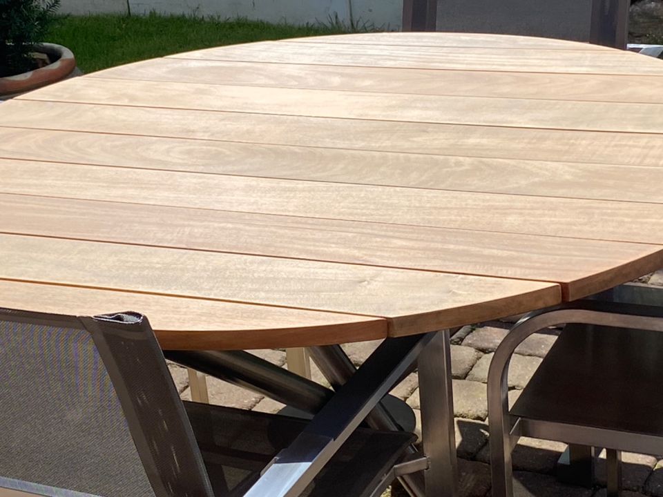 Edelstahl hochwertig & Garapa- Edelholz Tisch rund 135 cm in Windeby