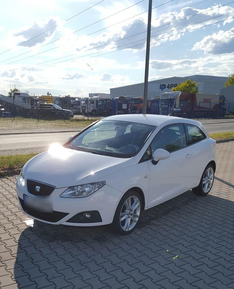 Seat Ibiza 6J SC Sport in weiß 1,4 16V/63kW Benzin 07/2011 in Taucha