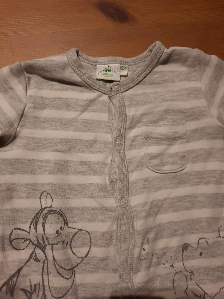 Schlafanzug Winnie Pooh Disney Gr. 62 Einteiler mit Fuß in Leipzig