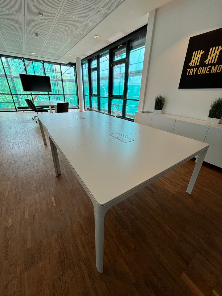 Schreibtisch mit Kabeldurchlass in Hannover