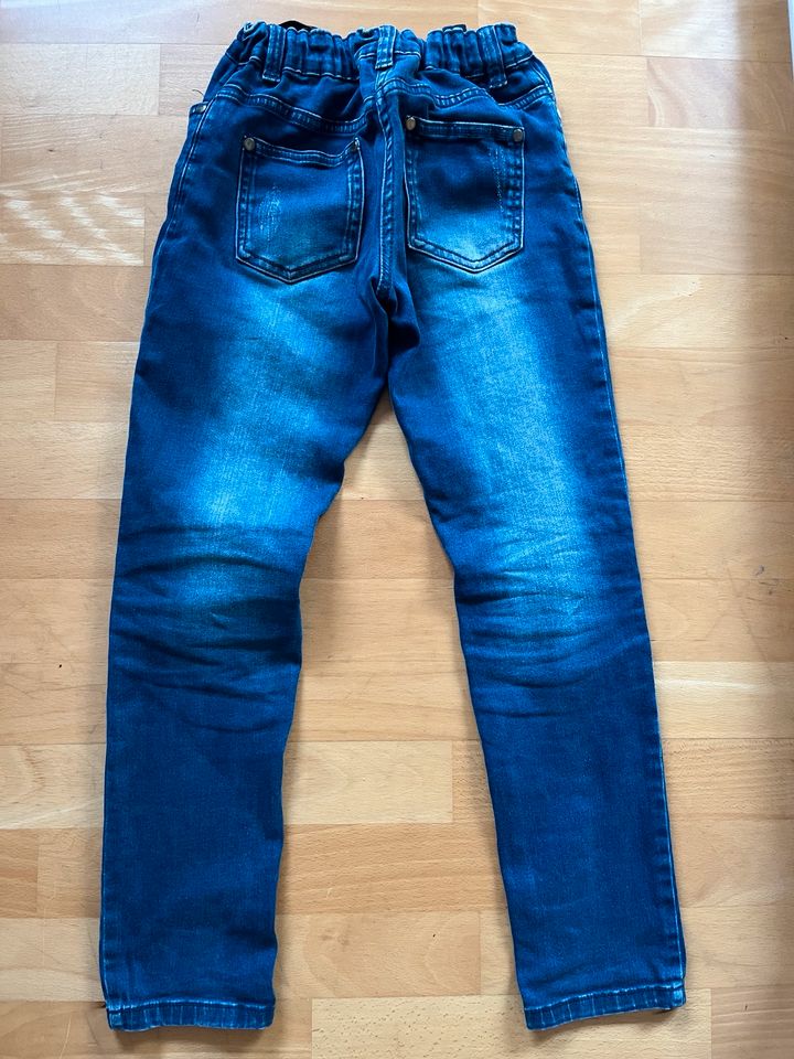 Yigga Jeans mit Strass-/Glitzersteinchen Gr. 134 in Frankfurt am Main