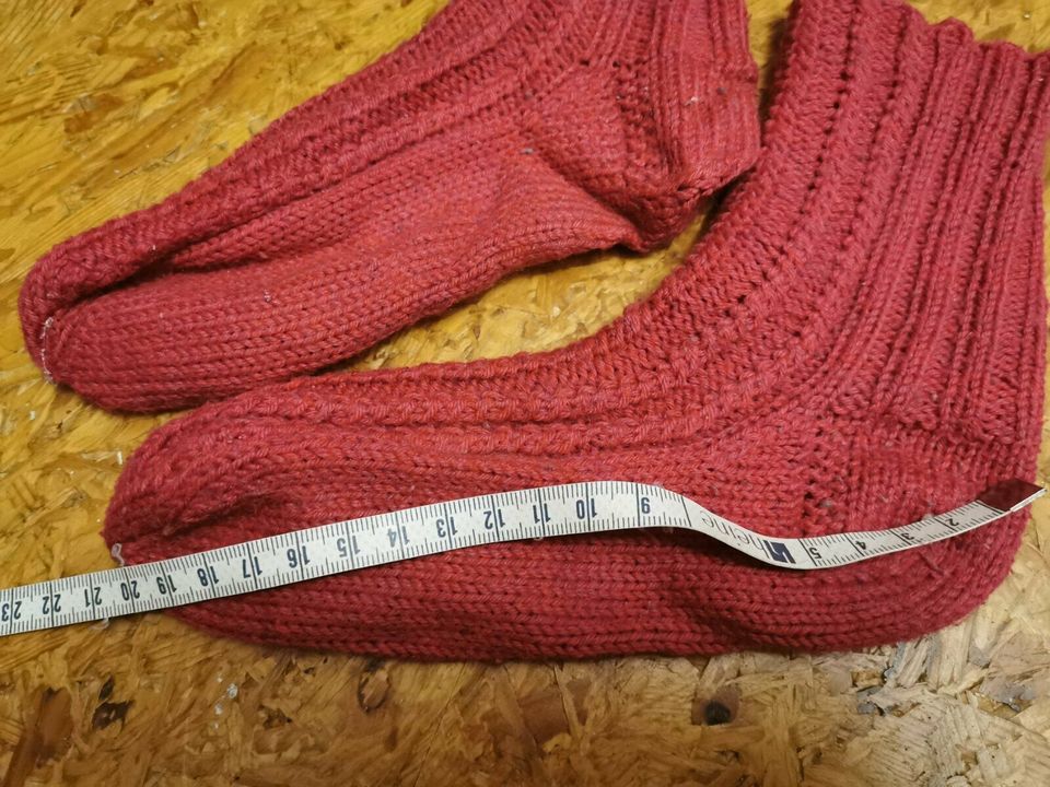 Handmade Kindersocken Stricksocken weinrot Fusslänge ca. 20cm in Bad Laasphe