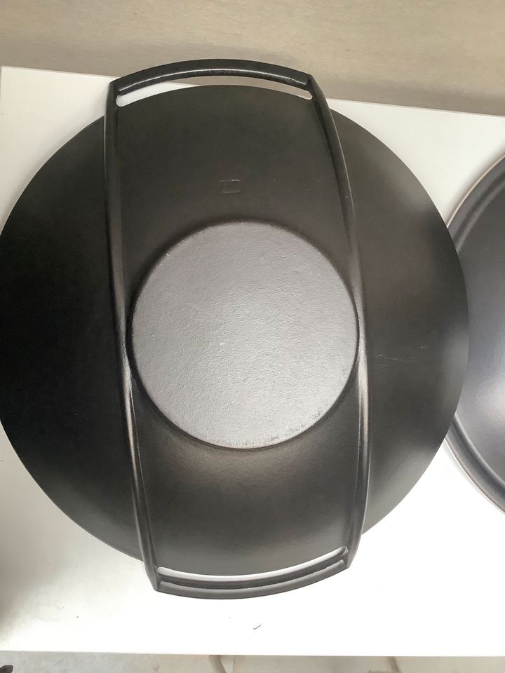 Le Creuset 36 cm Wok aus Gusseisen mit Deckel in Frankfurt am Main