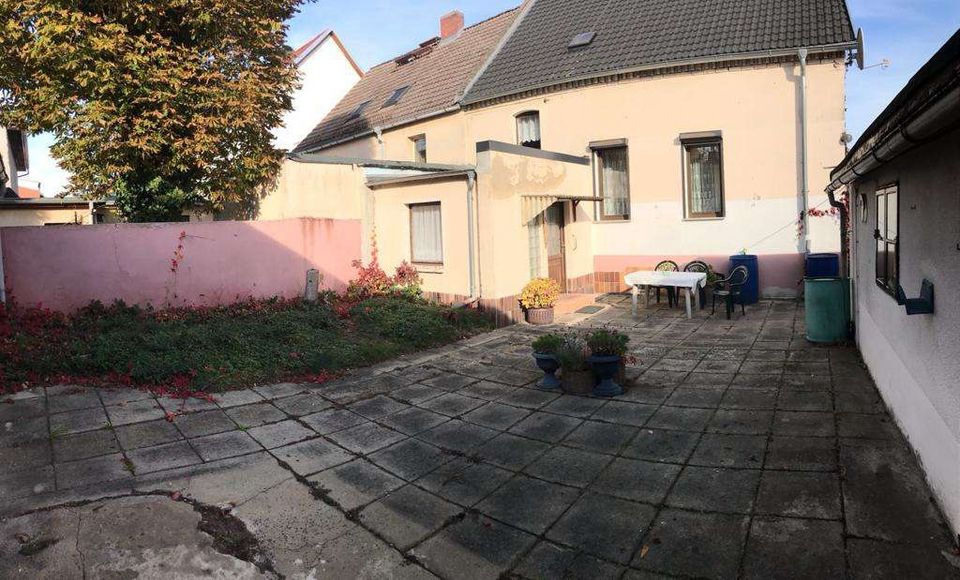 Charmante Doppelhaushälfte mit Nebengebäude und Garten in Wolfen