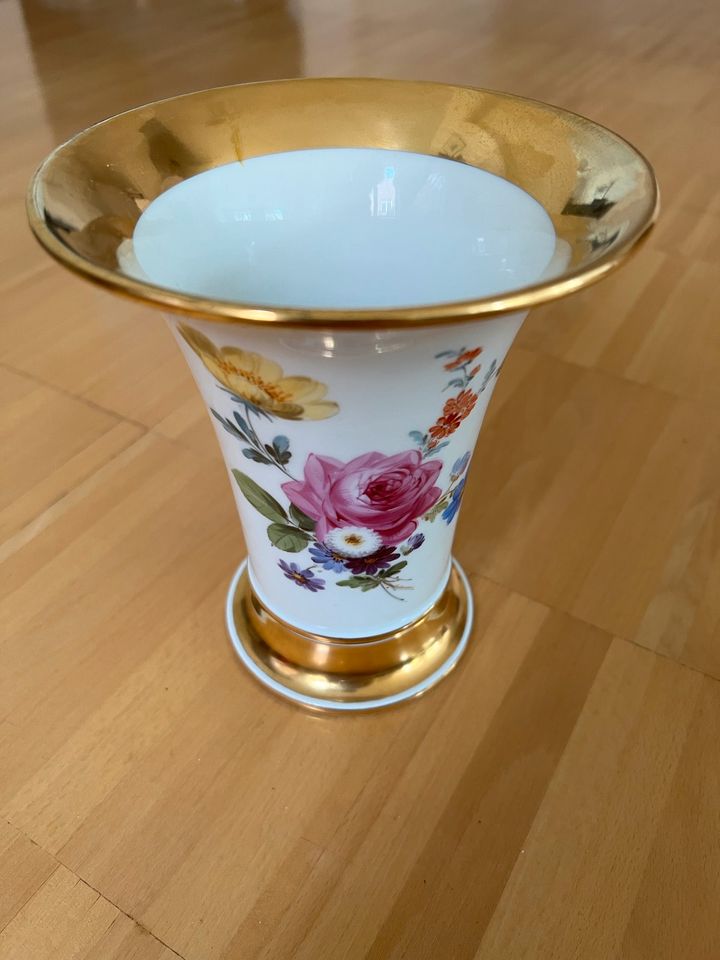 Meissen Vase mit Blumenbouquet u. Goldrand in Berlin