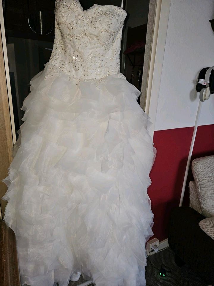 NEU Brautkleid / Hochzeitskleid inkl. Zubehör in Halle