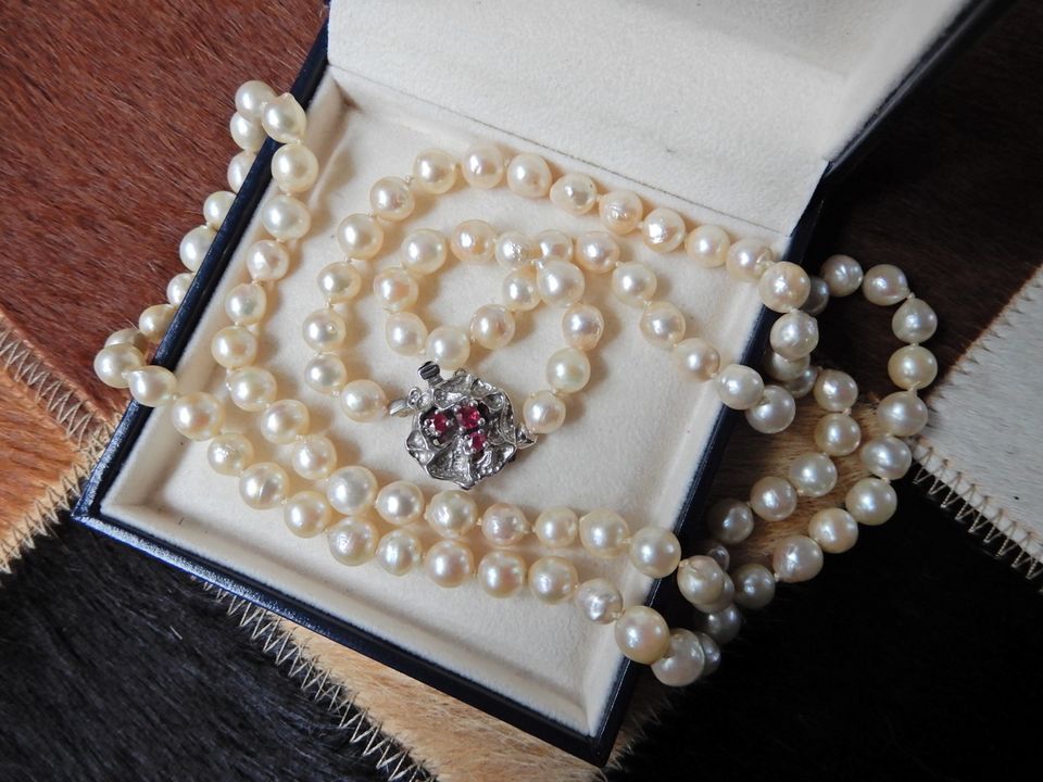 Echte halbbarocke Perlenkette mit Silber Verschluss und Rubinen in Blaustein
