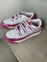 Sneaker Turnschuhe Leder weiß pink Glitzer Größe 33 München - Ludwigsvorstadt-Isarvorstadt Vorschau