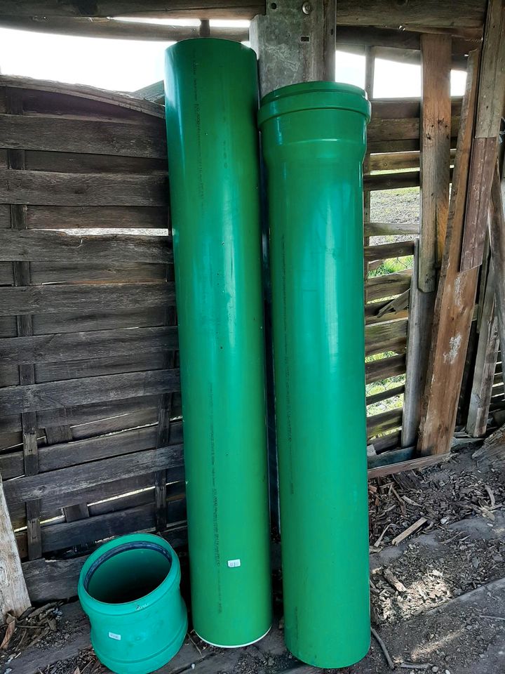 2 Abwasserrohre/Abflussrohre grün mit Steckmuffe in Sickte