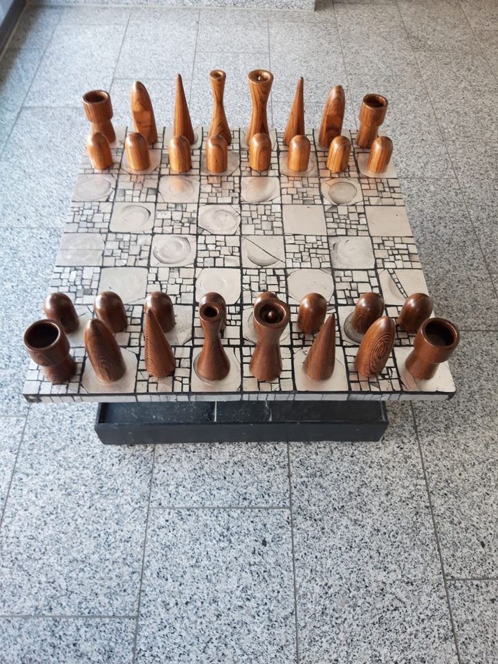 Schachspieltisch im Stil der 70/80 iger Jahre in Bad Honnef