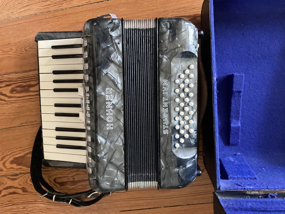 Hohner Student IV M 32 Bass mit Koffer und neuen Trägern in Hamburg