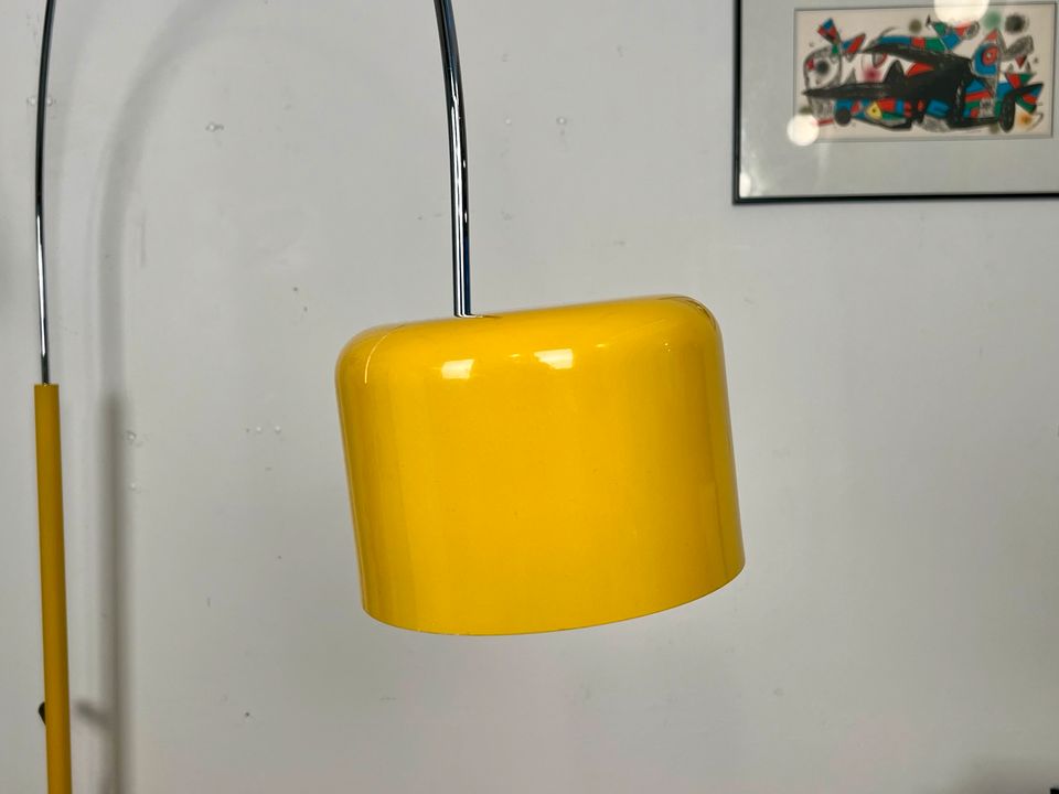 Joe Colombo Oluce Coupe Bogen-Lampe gelb | 60er Design Stehlampe in Duisburg