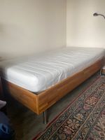 Schönes Holzbett mit Lattenrost 1m breit samt Matratze Mitte - Moabit Vorschau