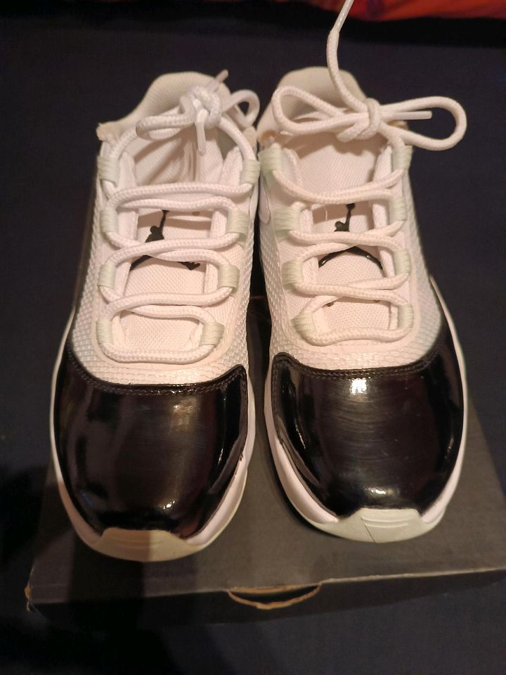 Air Jordans 11 Low Sneaker Größe 38 UK 5 inkl Versand in Gräfendorf