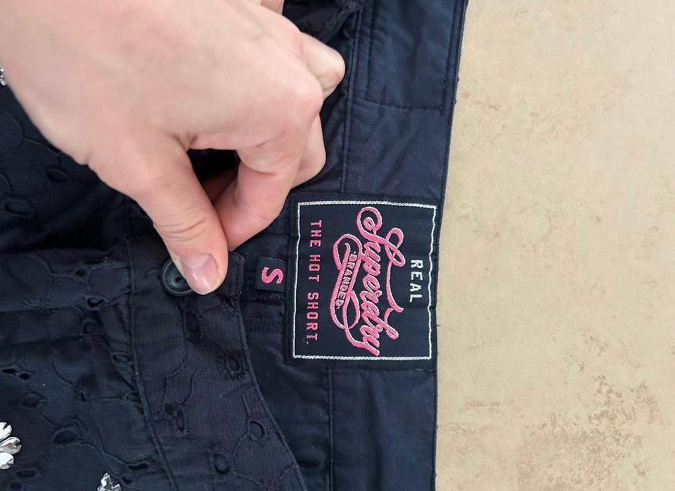 Superdry shorts Stoffshorts dunkelblau Pailletten Blumen S in Düsseldorf