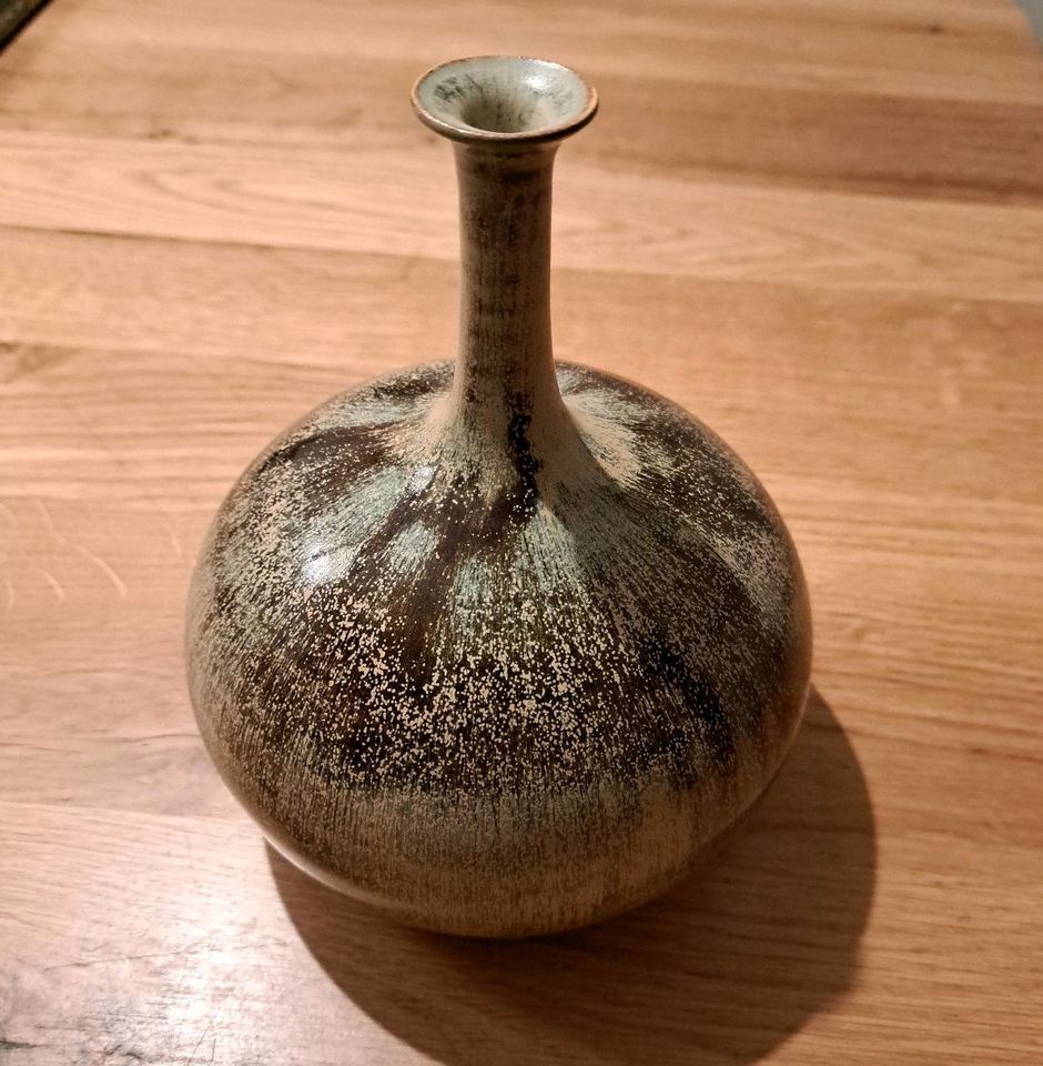 Handgetöpferte kleine hübsche Vase, 17 cm hoch in Friedberg