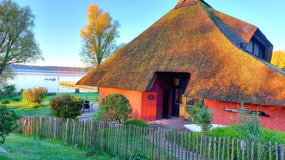Herbst im Strandhaus am See Ferienhaus nahe Ostsee Wismar Schwerin Boltenhagen Insel Poel mit Boot Kanu in Wismar
