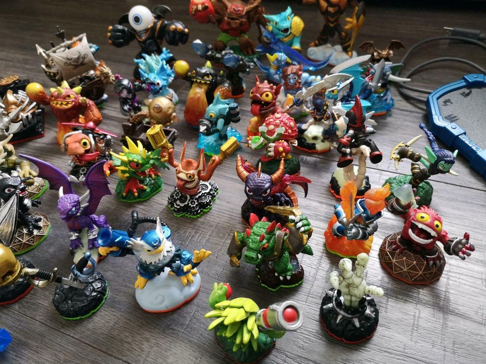 Wii Skylanders Set: 3 Spielen, 43 Figuren, 3 Portale in Bad Kreuznach