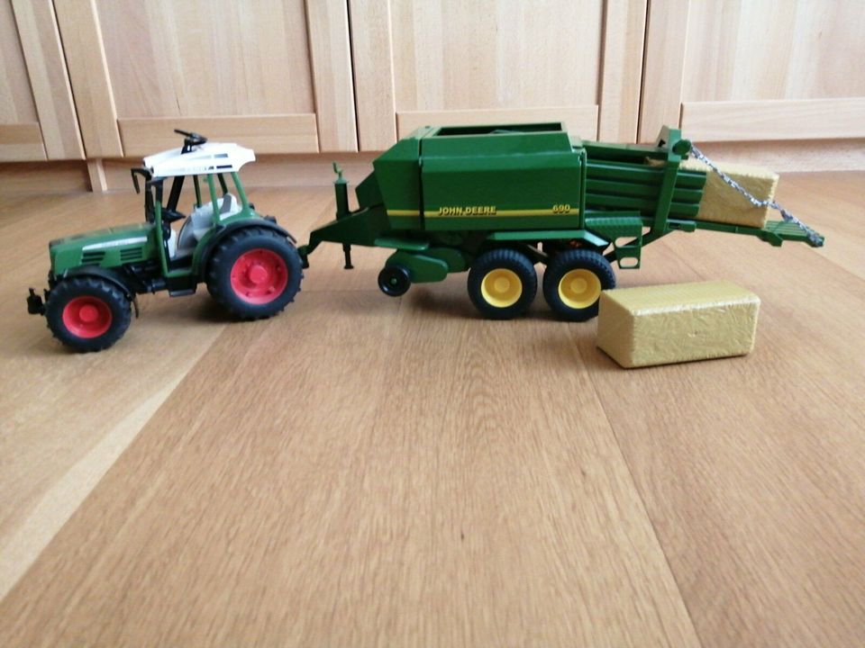 Bruder John Deere Strohballenpresse incl. Traktor in Schwalmtal