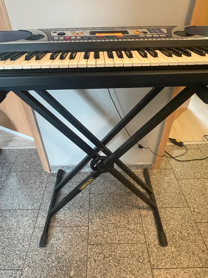 Piano (YAMAHA PSR-260) mit Ständer in gutem Zustand in Wolfenbüttel