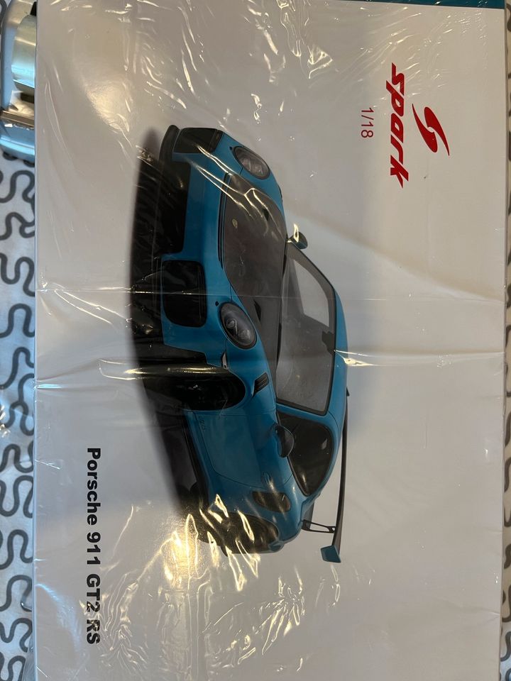 Spark Porsche 911 GT2 RS Miami Blue neuwertig 1:18 Ovp in Zwinge