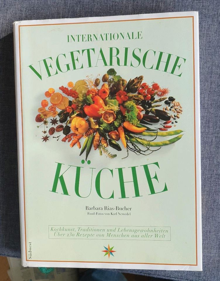 "Internationale vegetarische Küche" Kochbuch in Weimar (Lahn)