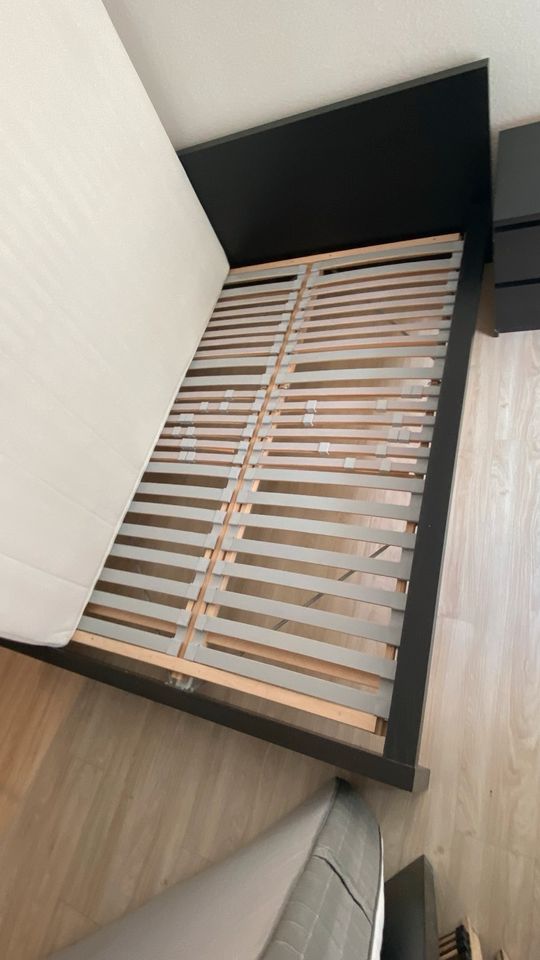IKEA Malm 140 x 200cm Bett inklusive Matratze + Lattenrost in Berlin