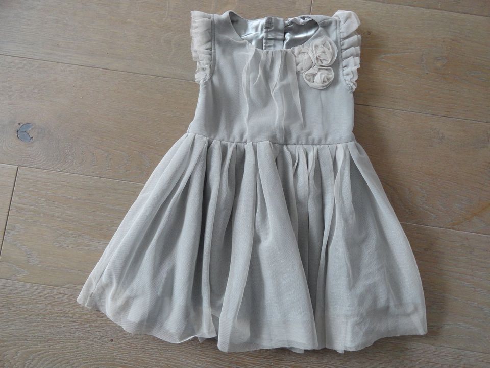 *TOP-SCHNÄPPCHEN* H&M Kleid Gr. 104 Mädchen festlich Glitzer grau in Maintal