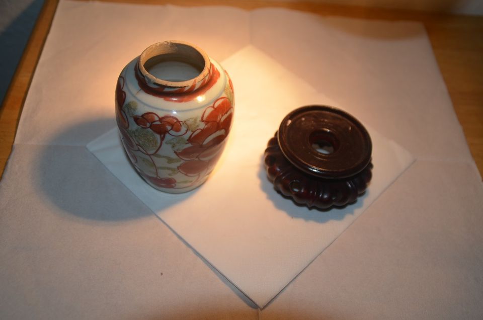 Antike kleine chinesische Vase auf geschnitztem Holzsockel 19Jhr in Köln