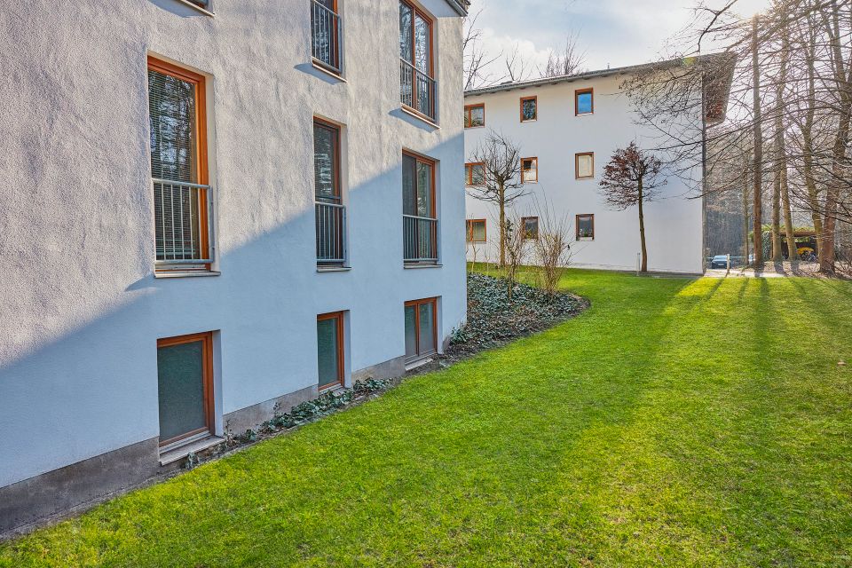 Bezugsfreie EG-Wohnung mit 2 Zimmern, Balkon, direktem Gartenzugang & Stellplatz in Berlin