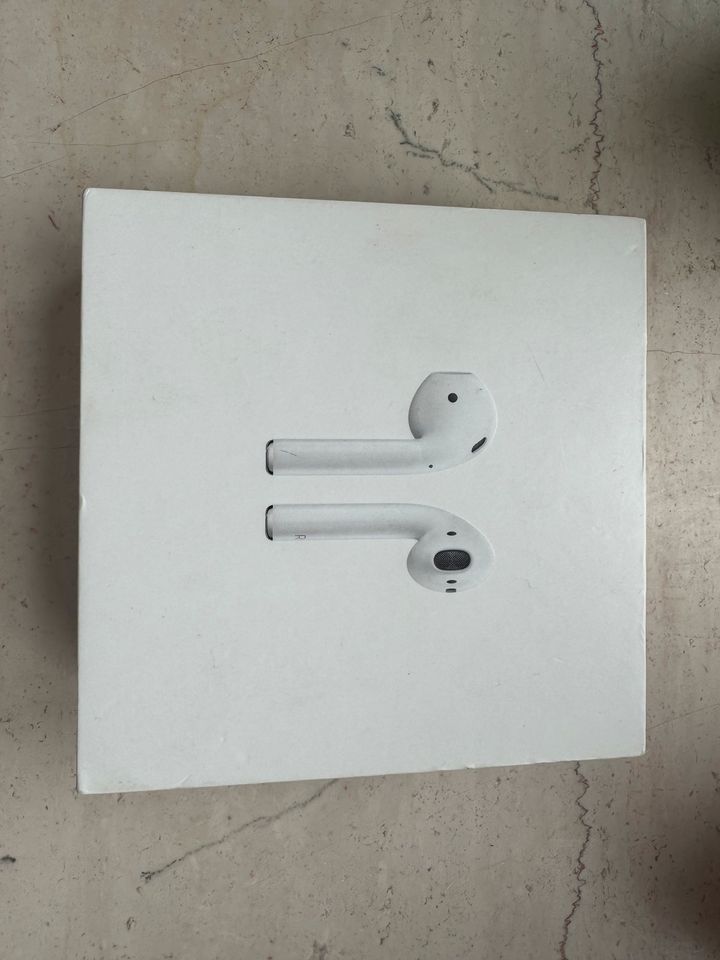 AirPods with charging case in Raunheim