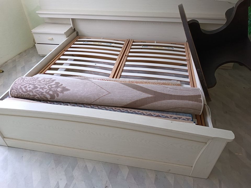 Schlafzimmer Doppeltbett Weiß gebraucht in Rehau