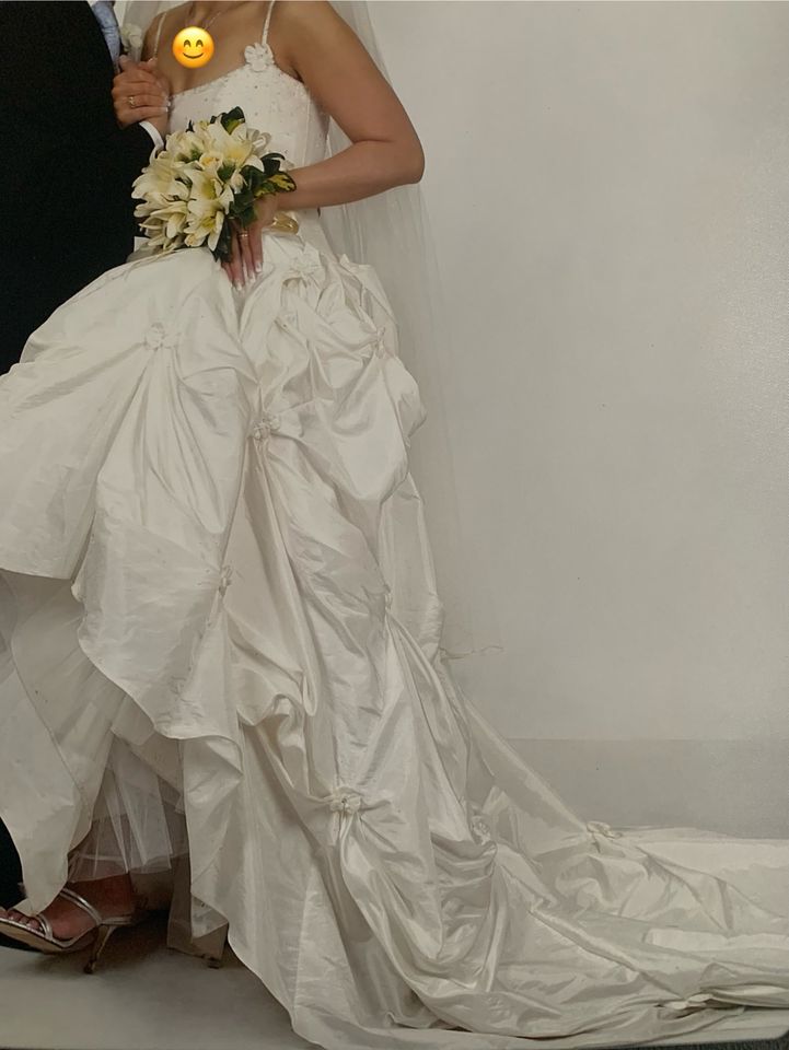 Brautkleid von Ronald Joyce Größe 38 mit 3D-Blüten und Schleppe in Berlin